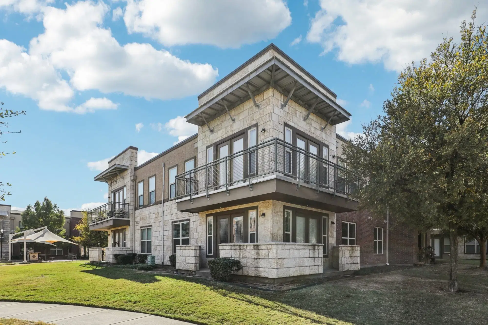 Oxford at the Boulevard, Corinth – Exterior