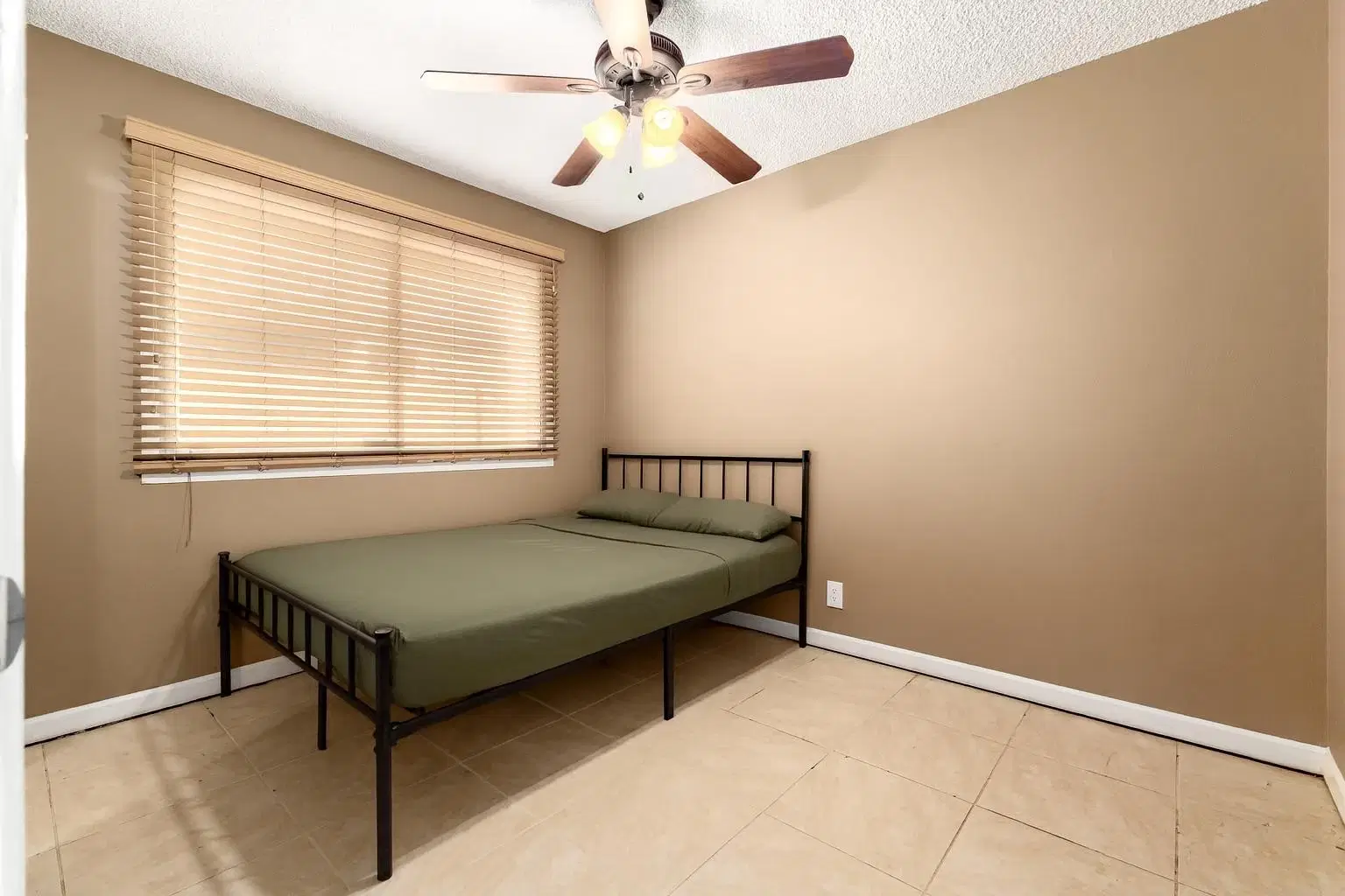 PDP 85029, Phoenix – #79507: Room in 6 Bed 2 Bath