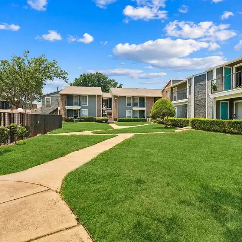 Oak Meadows Apartments, Denton – Exterior