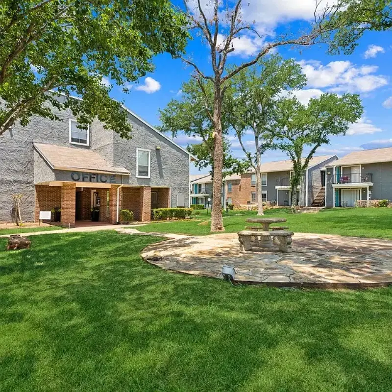Oak Meadows Apartments, Denton – Exterior