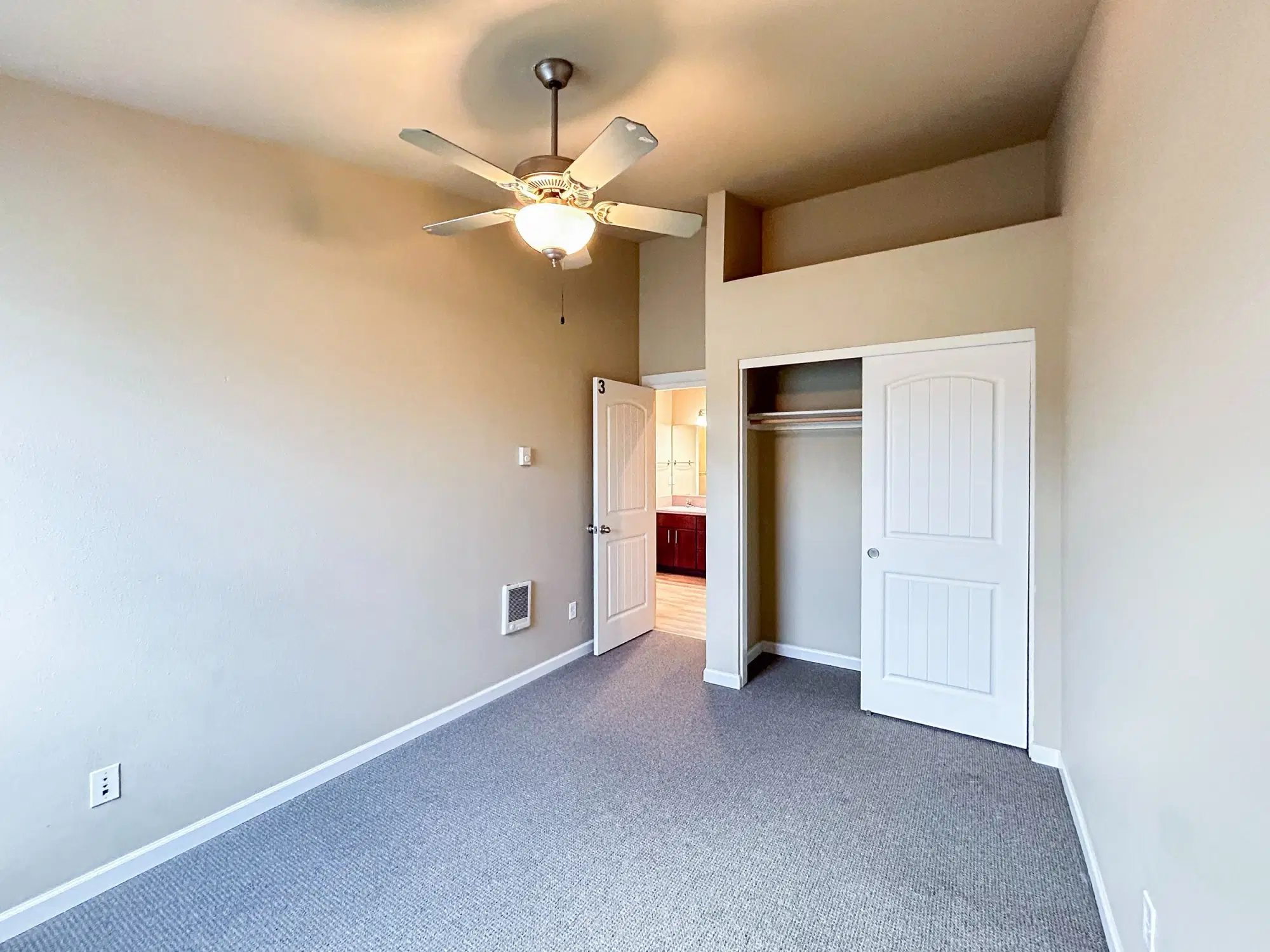 Duck Flats, Eugene – Room