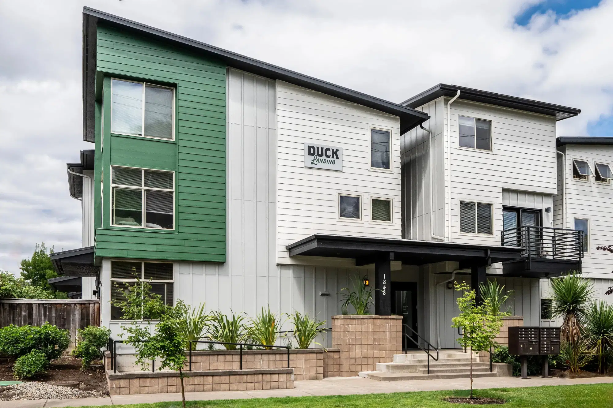 Duck Landing, Eugene – Exterior