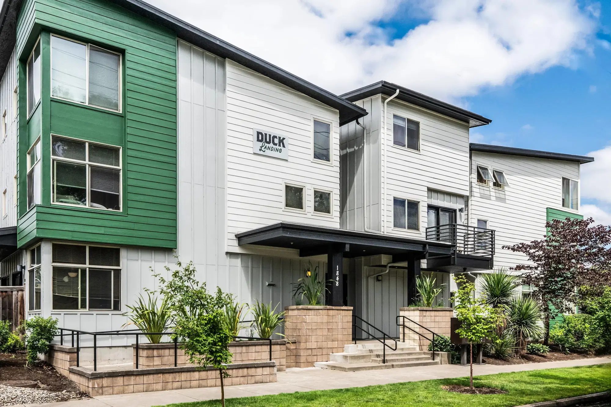 Duck Landing, Eugene – Exterior