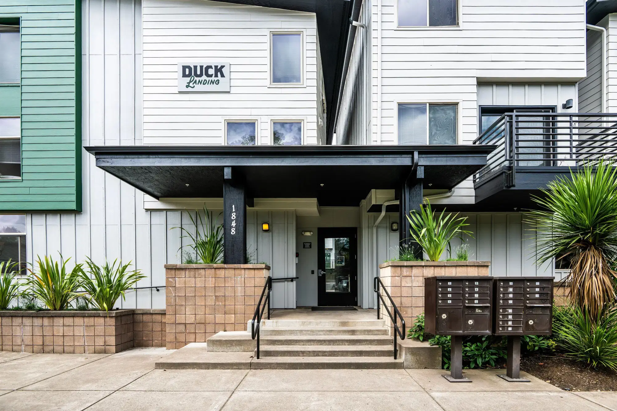 Duck Landing, Eugene – Exterior
