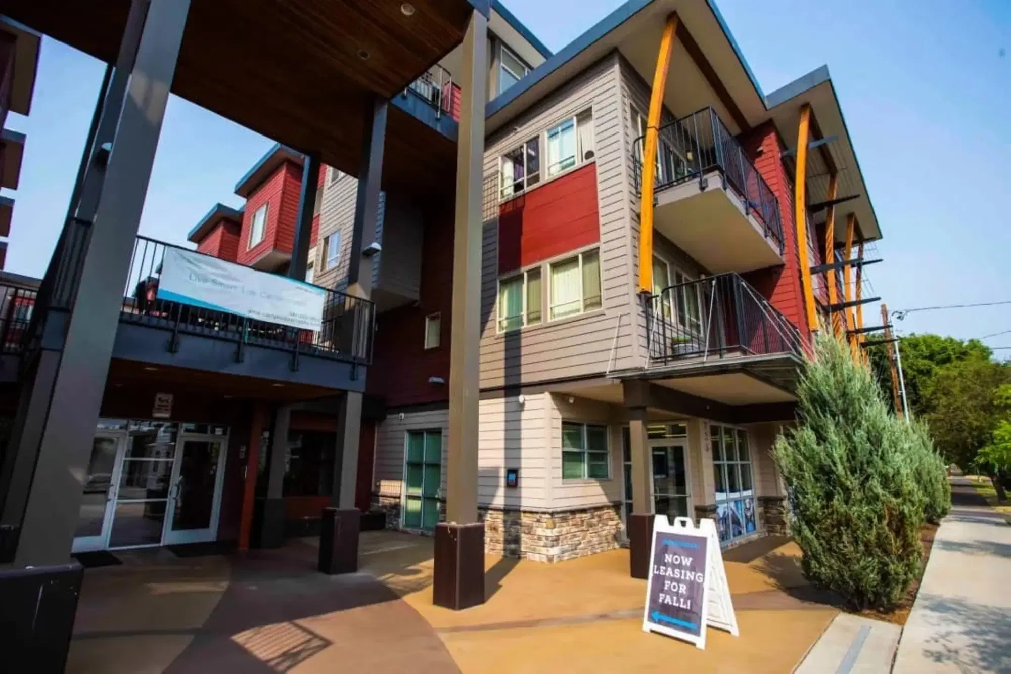 The Pearl, Eugene – Exterior
