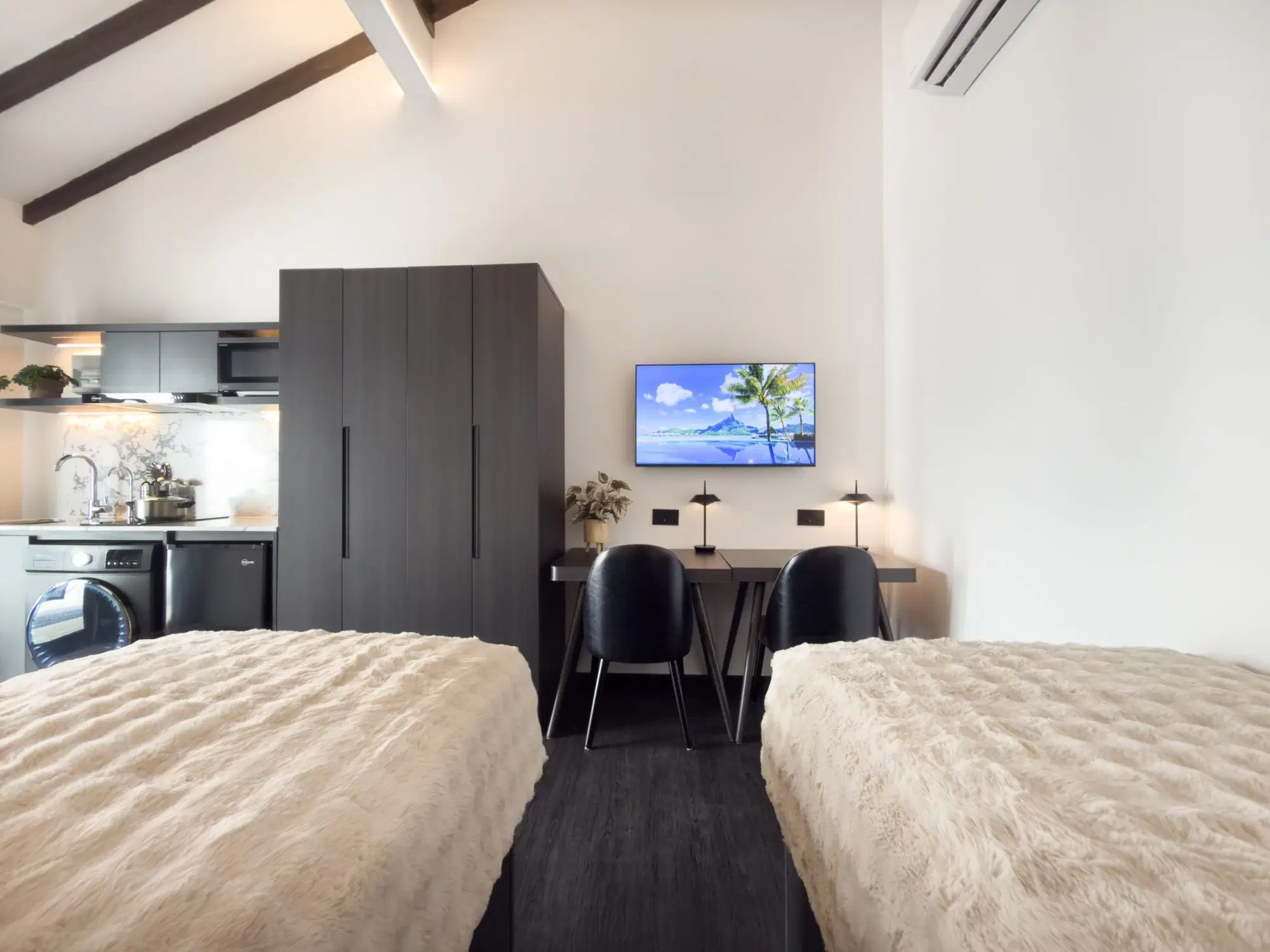 Coliwoo Resort Changi, Singapore – Premier Studio