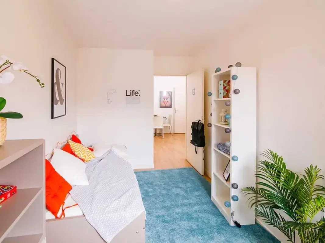 Paris Bagnolet, Paris – Three-Bedroom Apartment