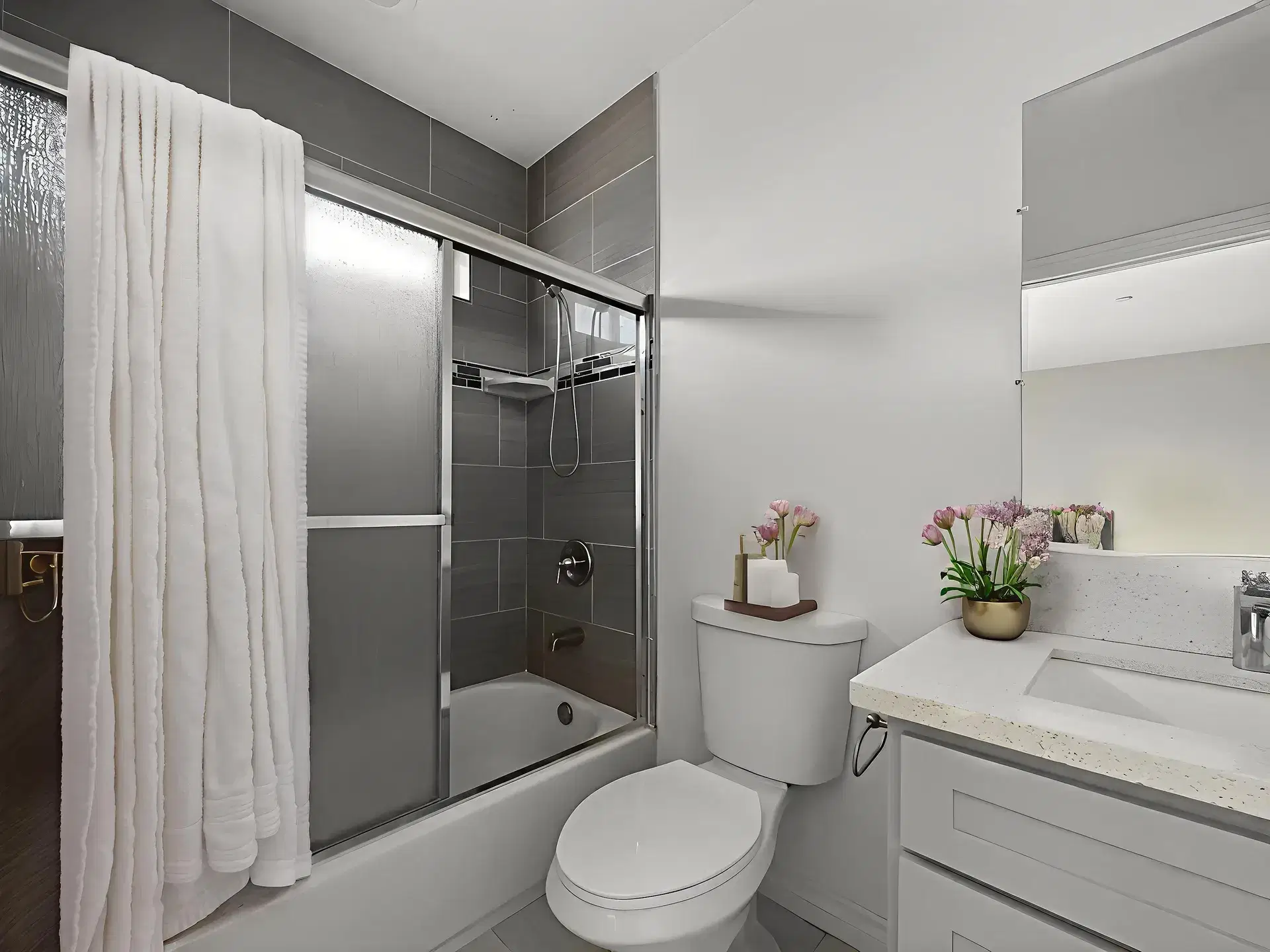 1348 W 37th Pl, Los Angeles – Bathroom