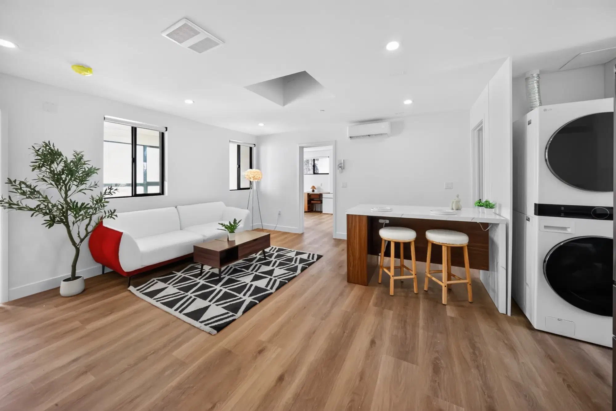 6064 W Cashio St, Los Angeles – Common Area