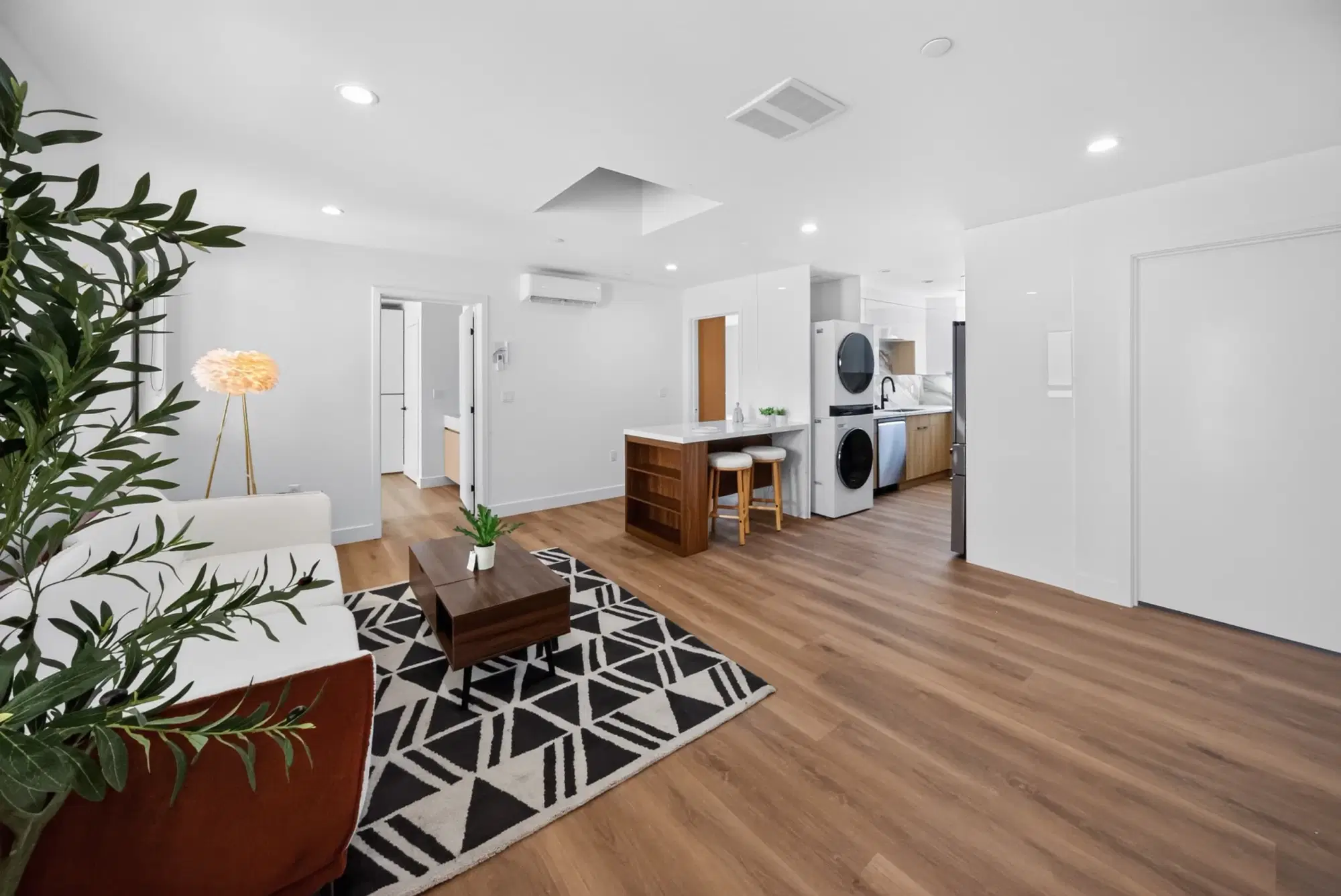 6064 W Cashio St, Los Angeles – Common Area