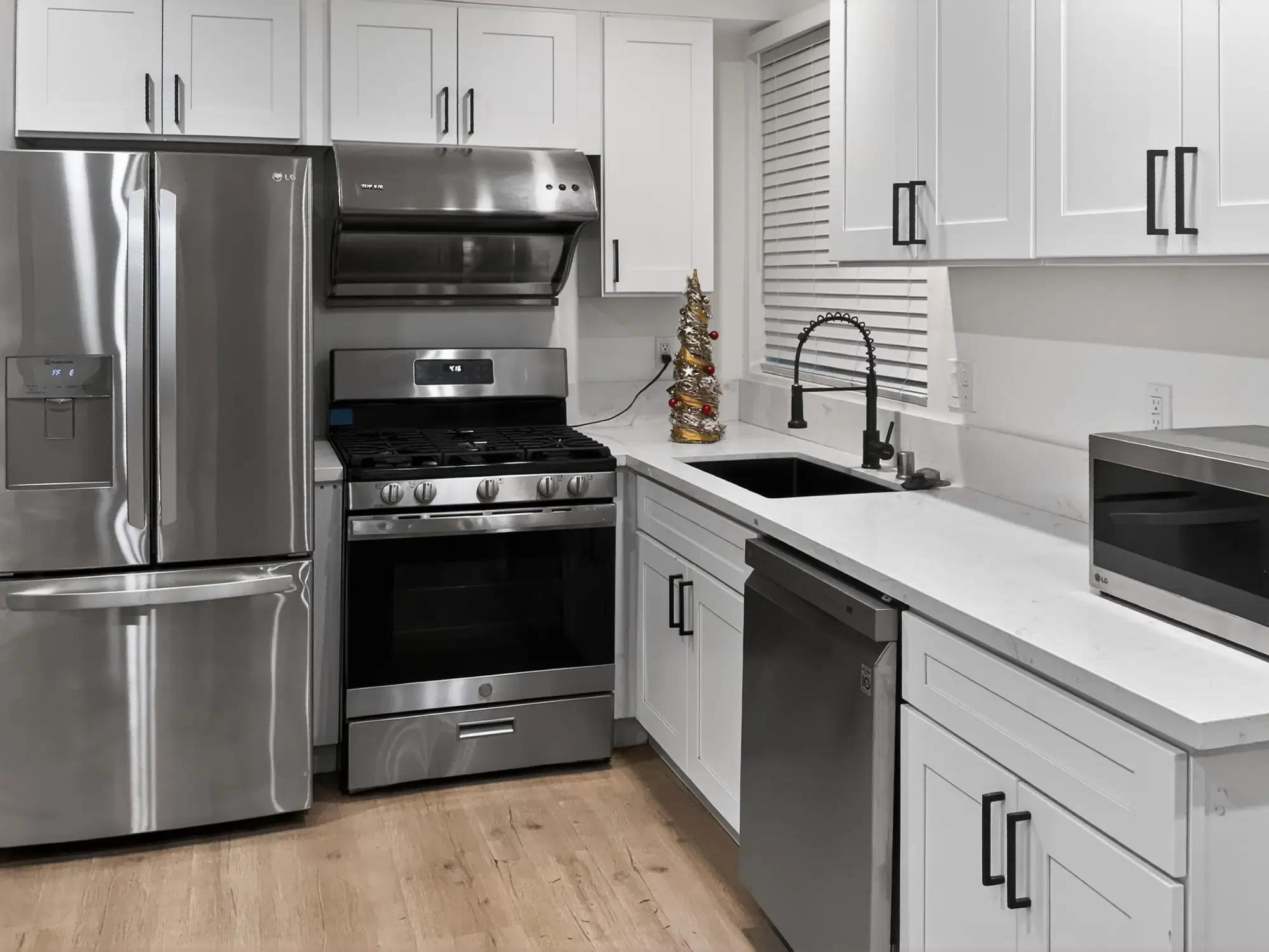2013 Raymond Ave, Los Angeles – Kitchen