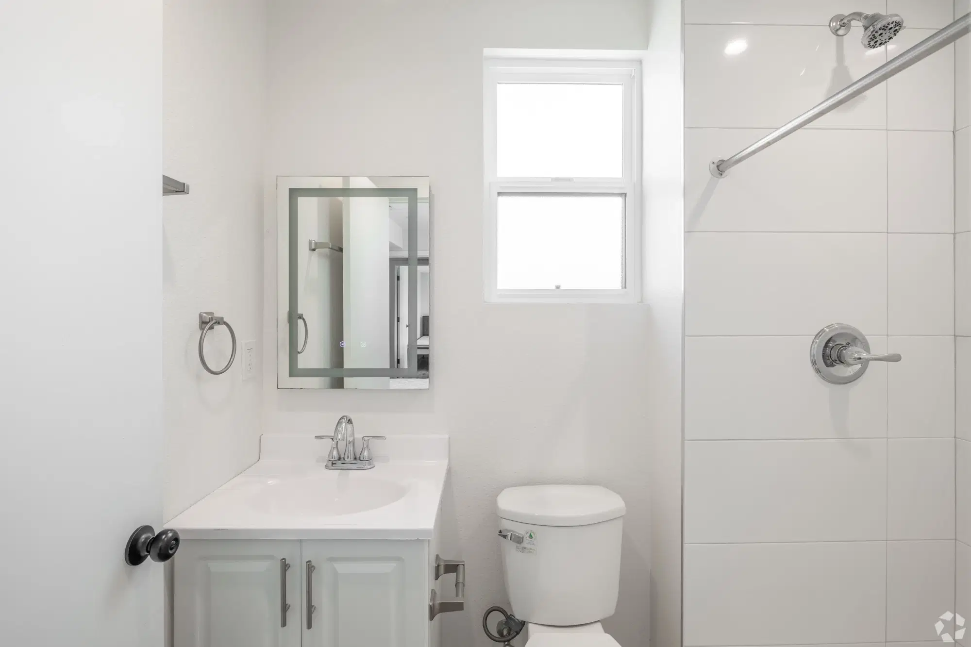 1181 Rolland Curtis Pl, Los Angeles – Bathroom