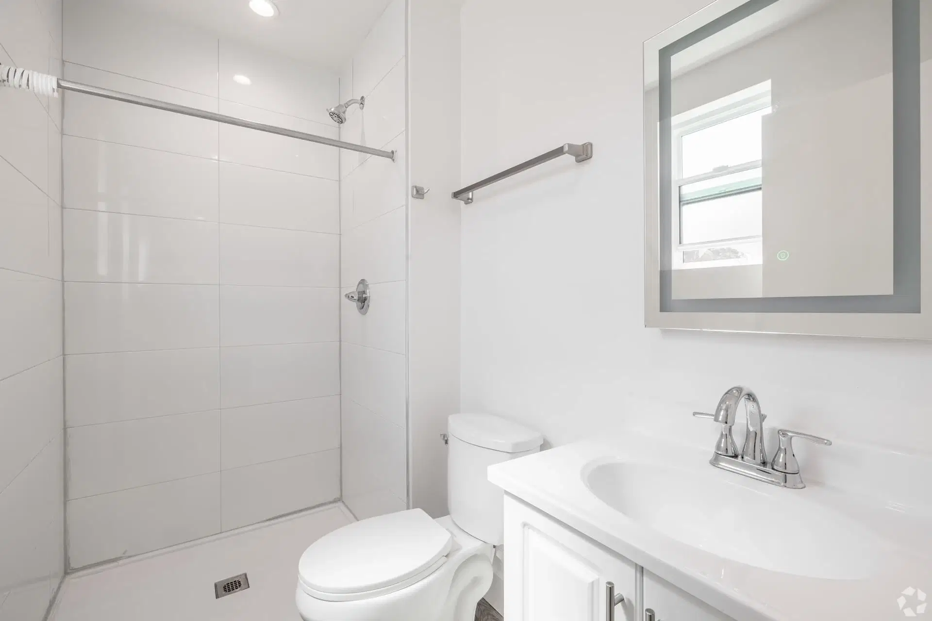 1181 Rolland Curtis Pl, Los Angeles – Bathroom