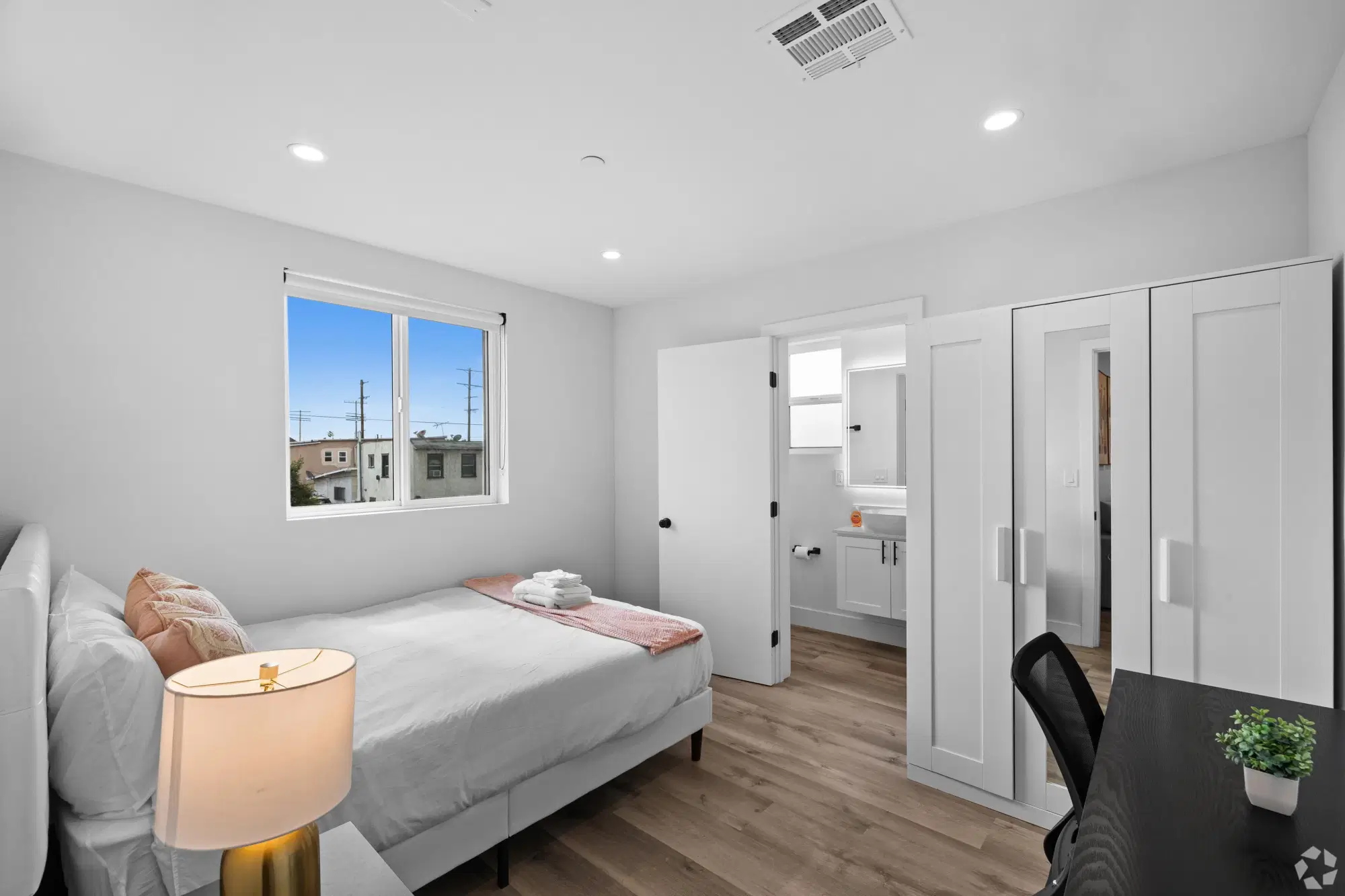 3430 Walton Ave, Los Angeles – Bedroom