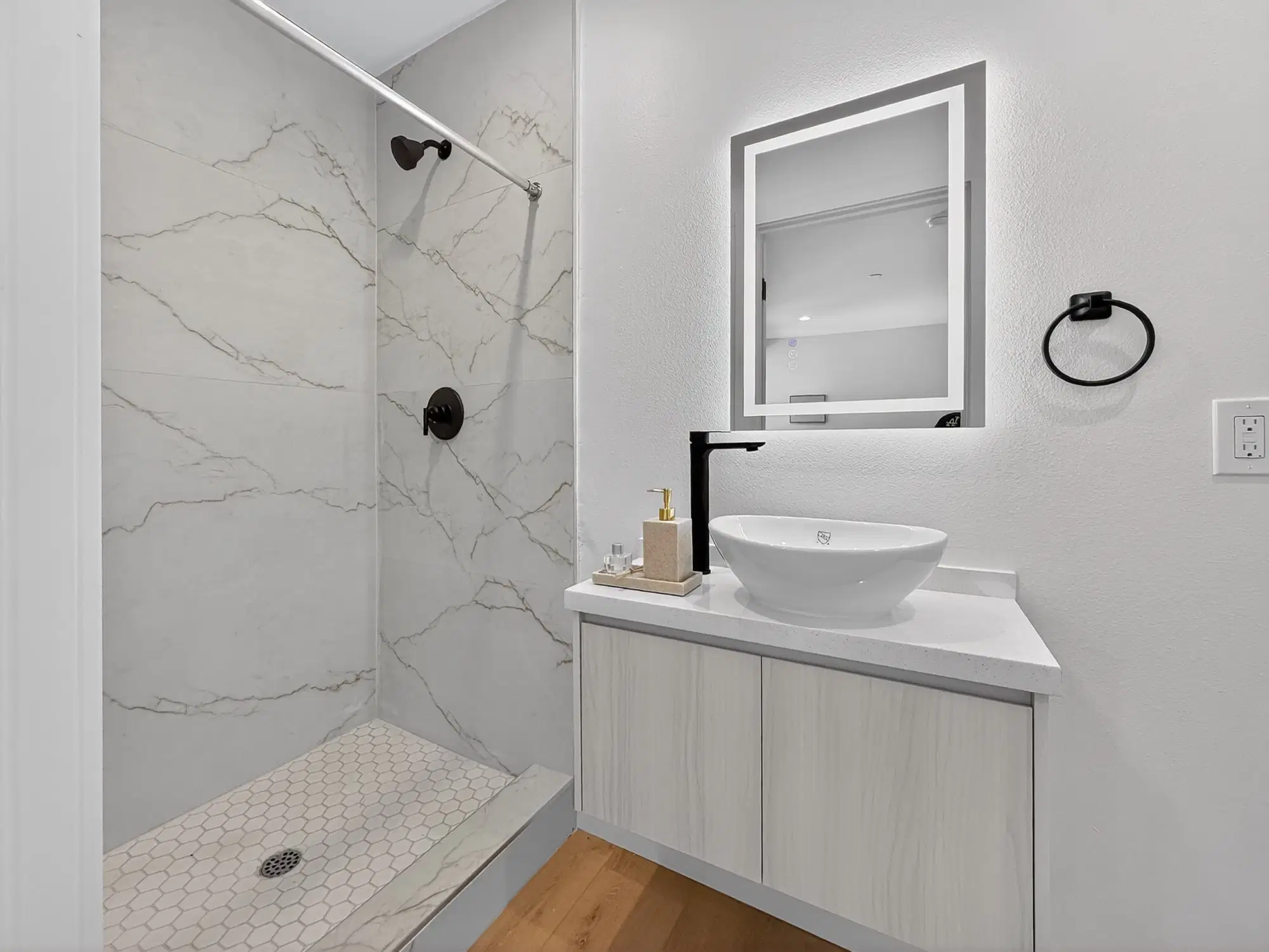 1223 W 37th Dr, Los Angeles – Bathroom