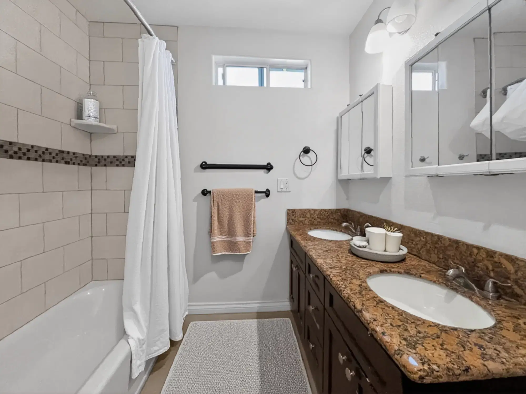 3437 S Catalina St, Los Angeles – Bathroom