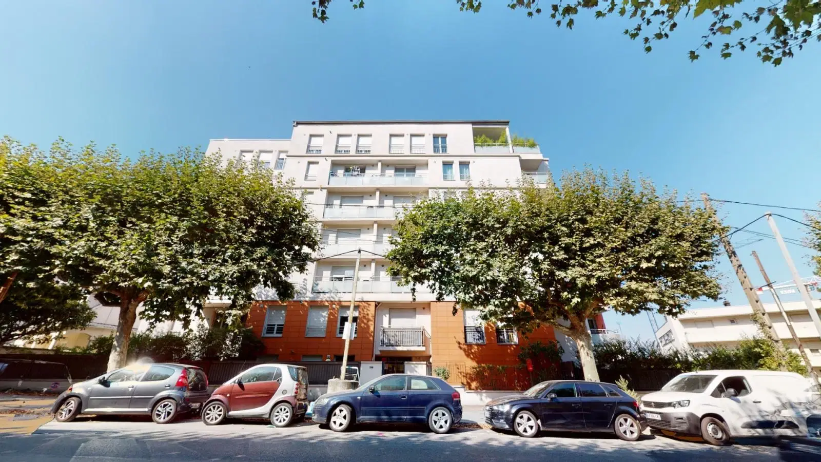 UNP 92240, Paris – Exterior