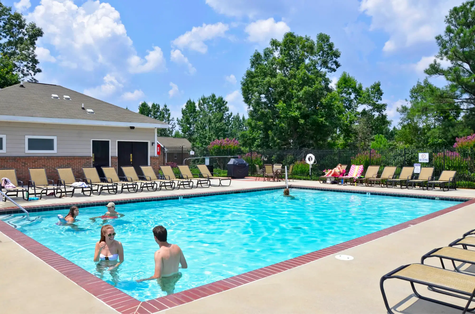 River Club Apartments, Athens – Amenities