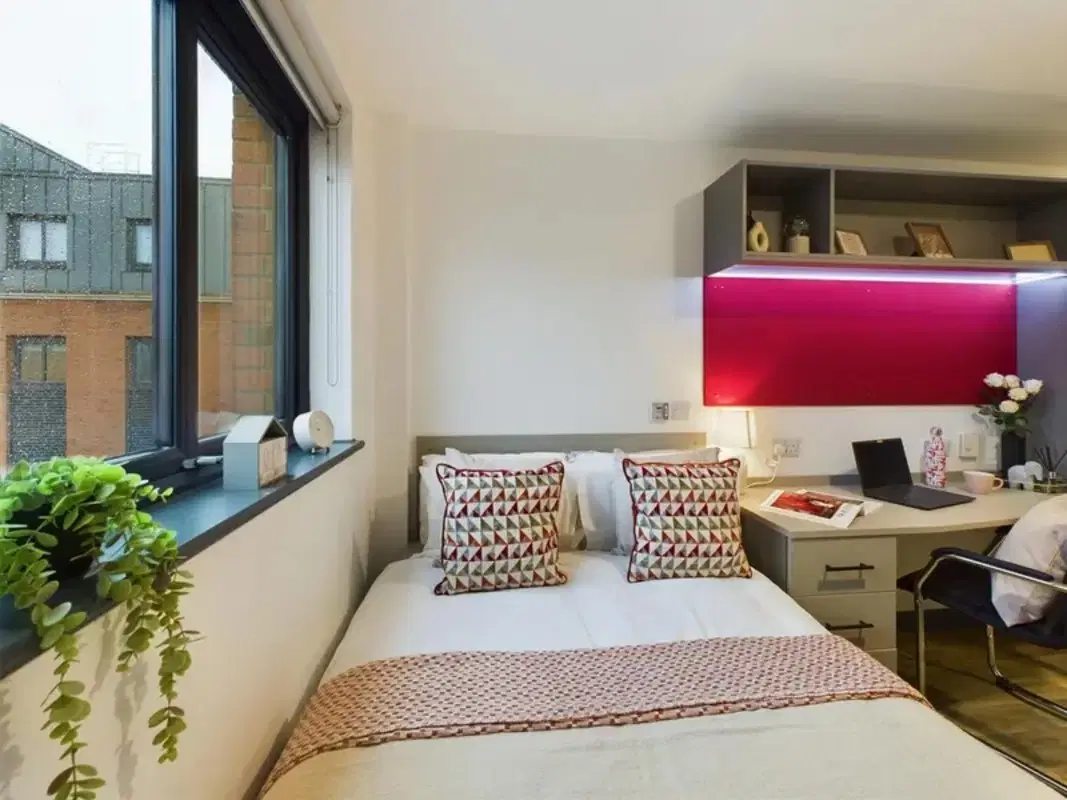 Red Queen, Coventry – Bronze Ensuite