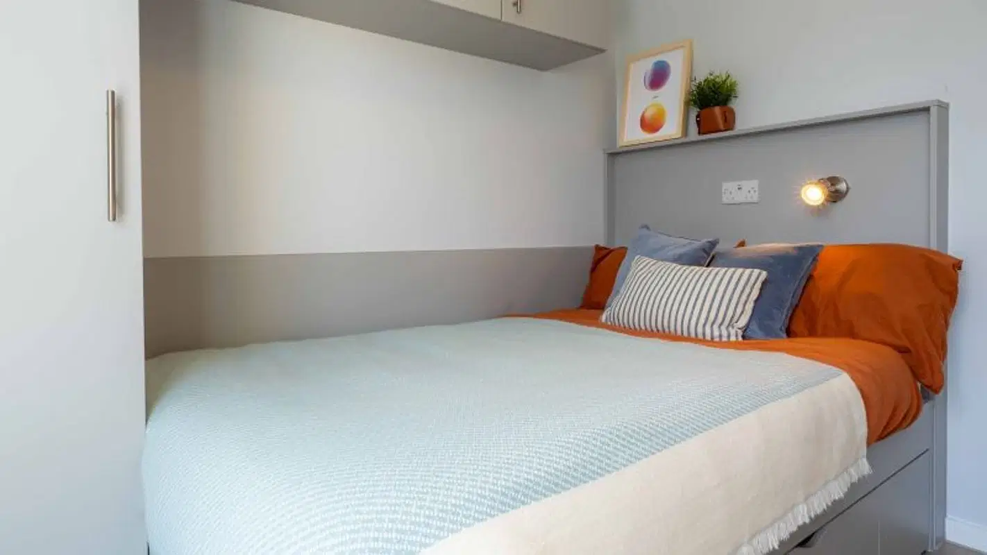 iQ City, London – Silver En Suite Plus