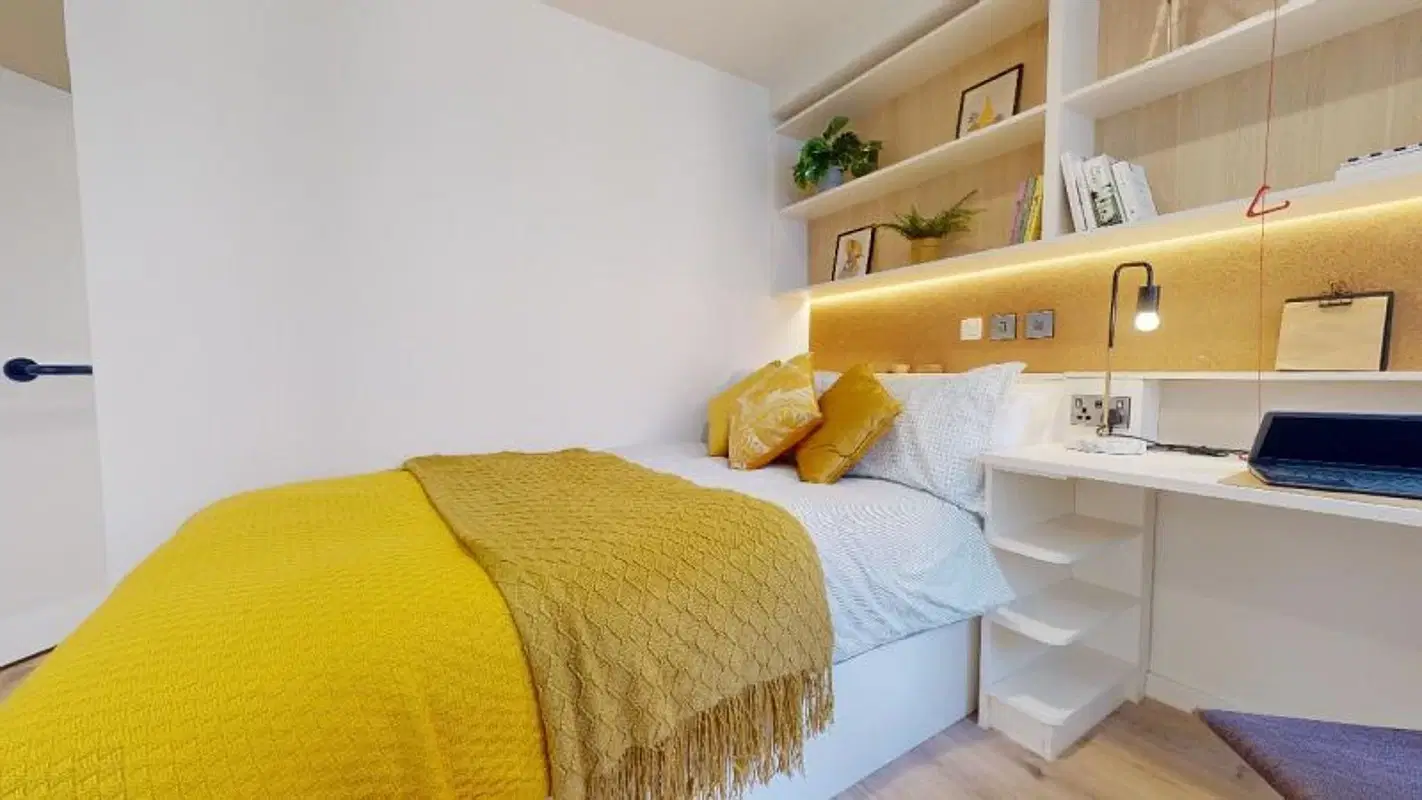 iQ Paris Gardens, London – Gold Studio Plus