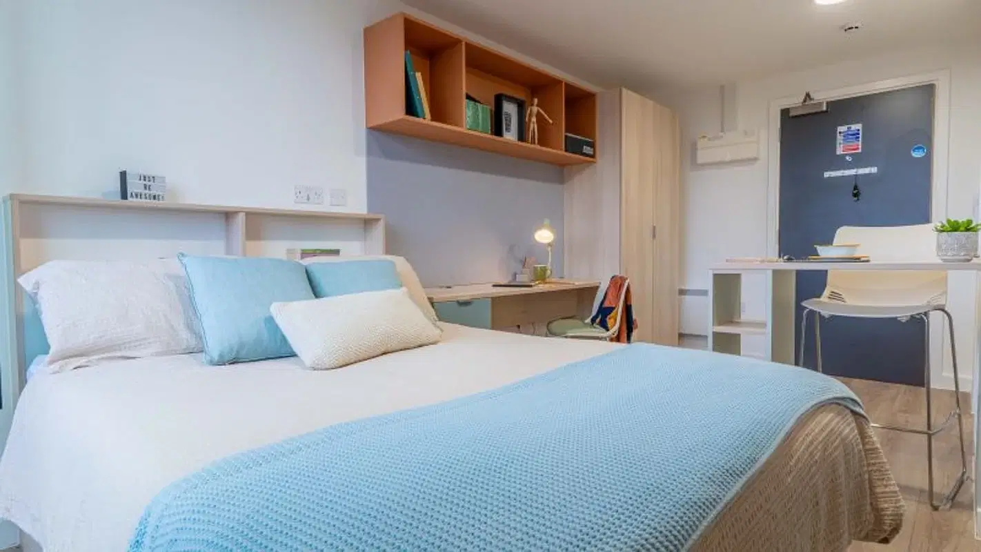 iQ Signal Place, Nottingham – Bronze Studio