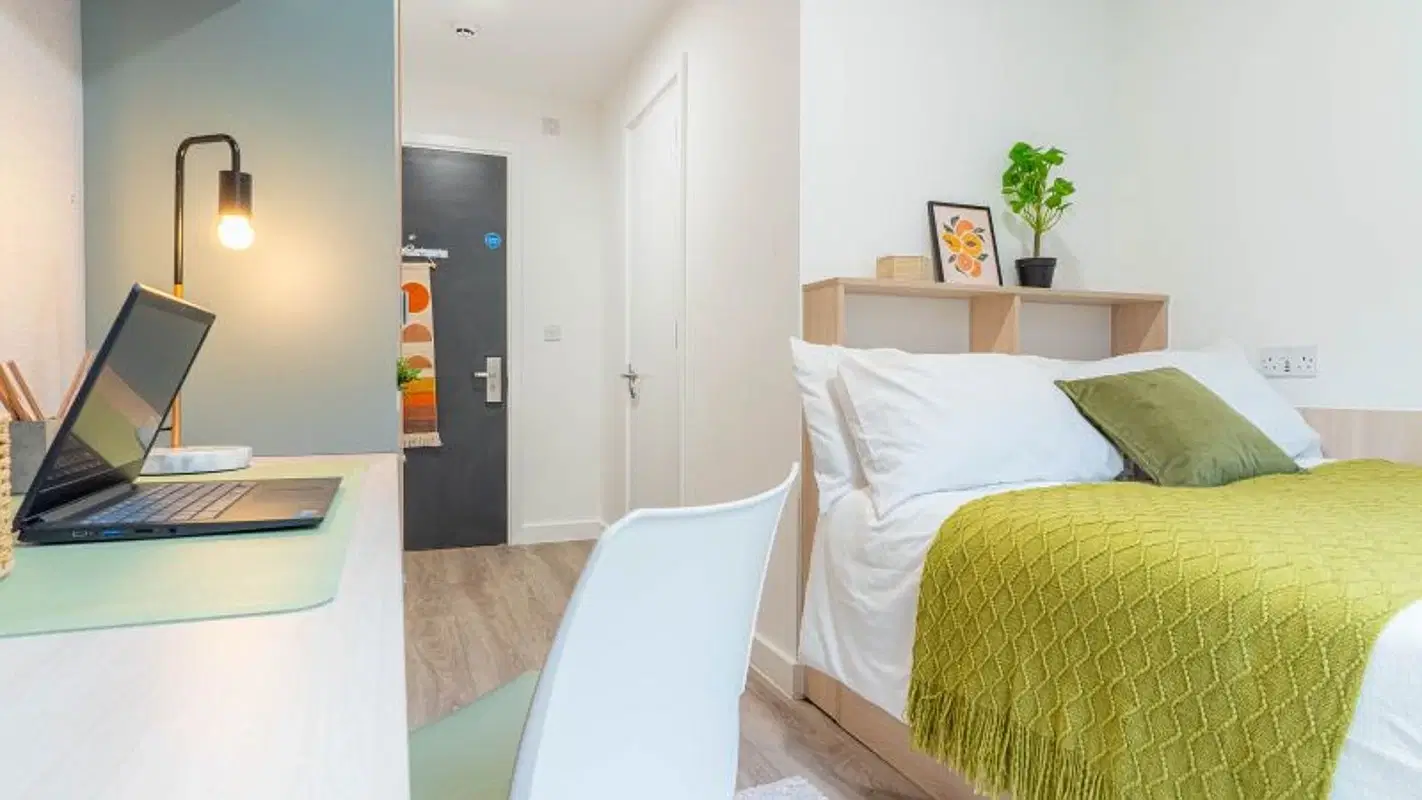 iQ Signal Place, Nottingham – Silver En Suite Plus