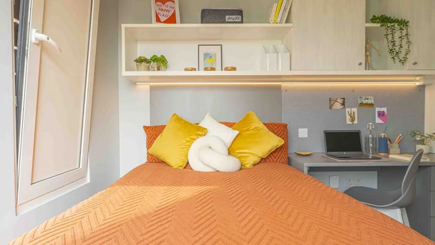 iQ Aldgate, London – Silver Studio Deluxe