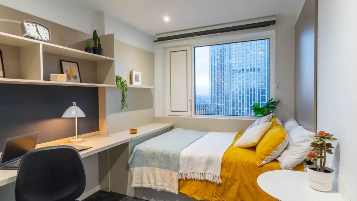 iQ Vega, London – Gold En Suite