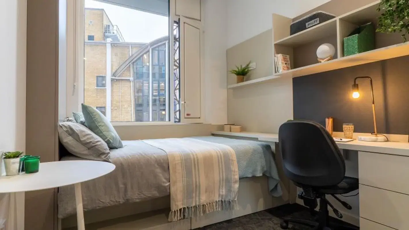 iQ Vega, London – Gold En Suite Plus