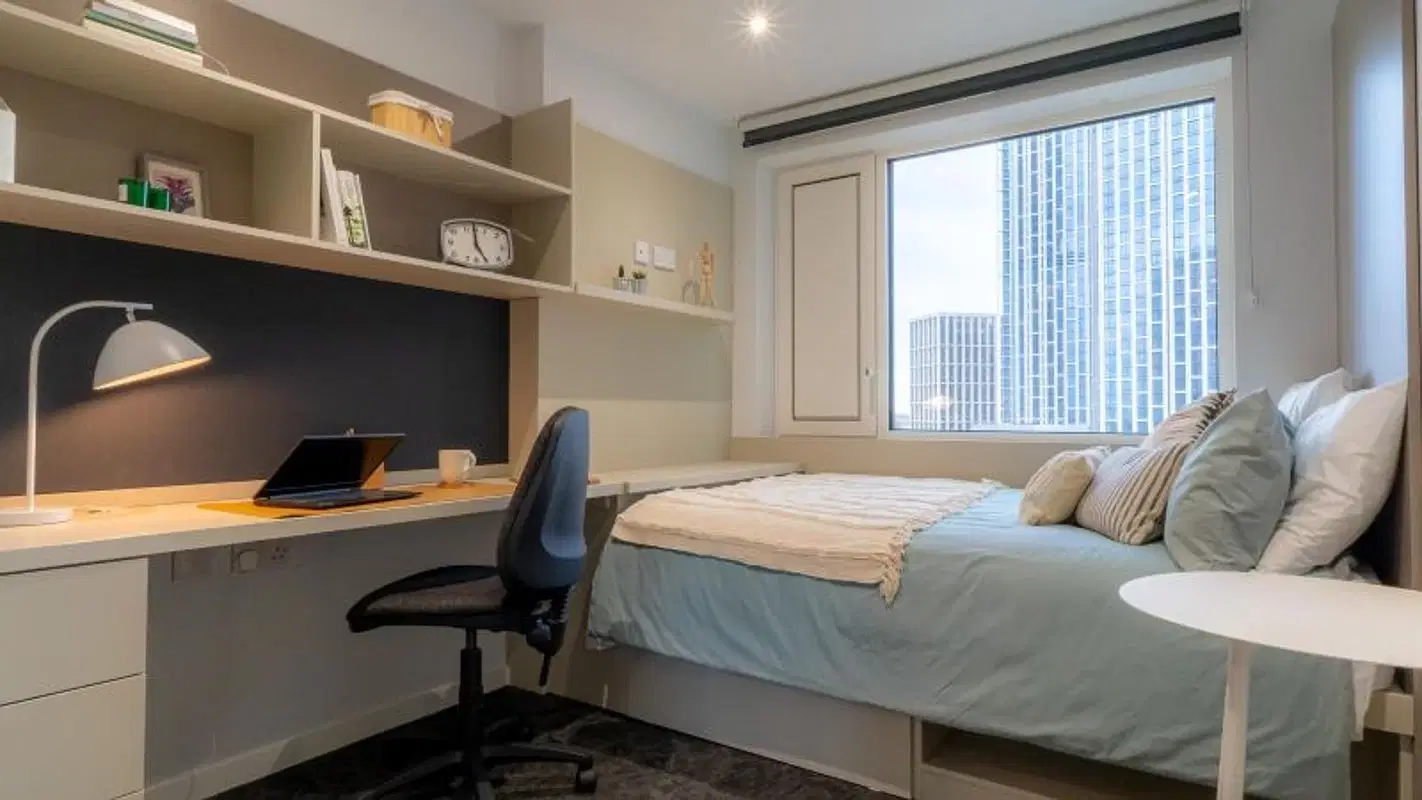 iQ Vega, London – Silver En Suite