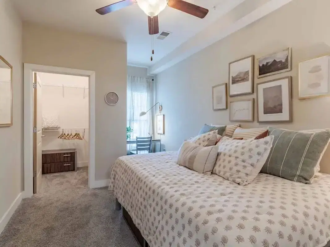 Yugo Charlotte College Downs, Charlotte – Bedroom