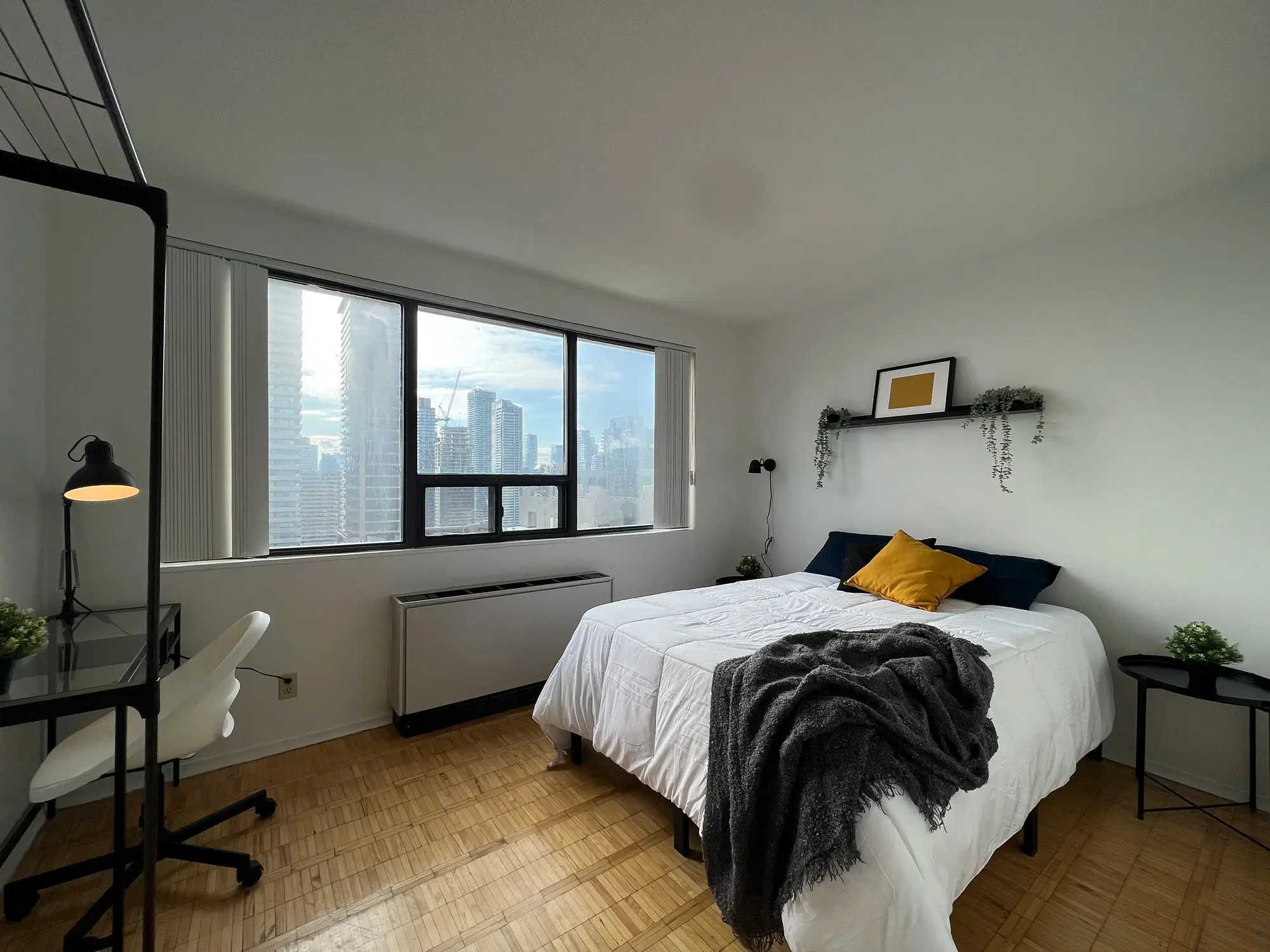 88 Bloor St West, Toronto – 1910 Flex Room (1 Bed 1 Bath)