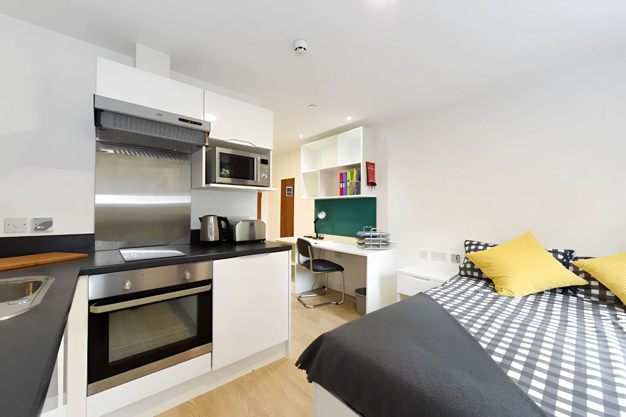 Vincent Place, Southampton – Studio Bronze Plus - City View