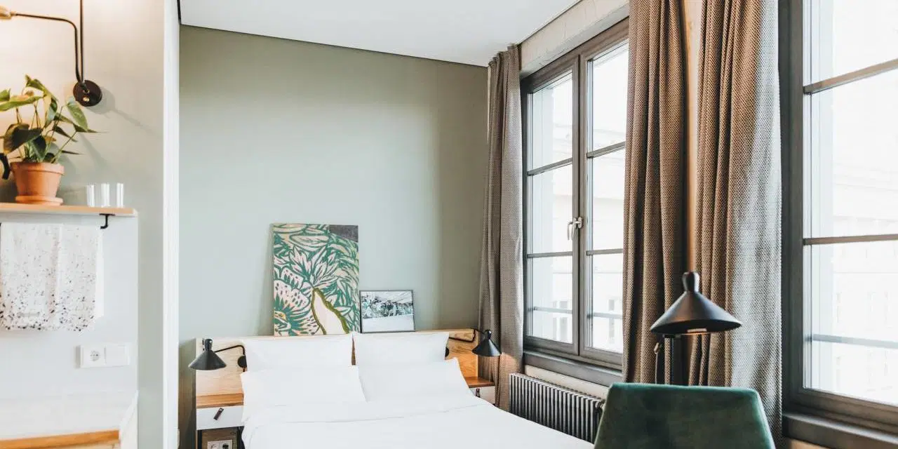 Neon Wood Frankfurter Tor, Berlin – 1Bed - 1Bath (Neon Silver)