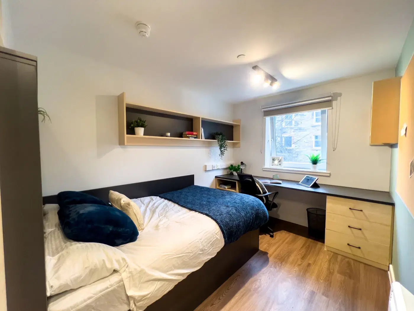Portsburgh Court, Edinburgh – Ensuite Gold - City View