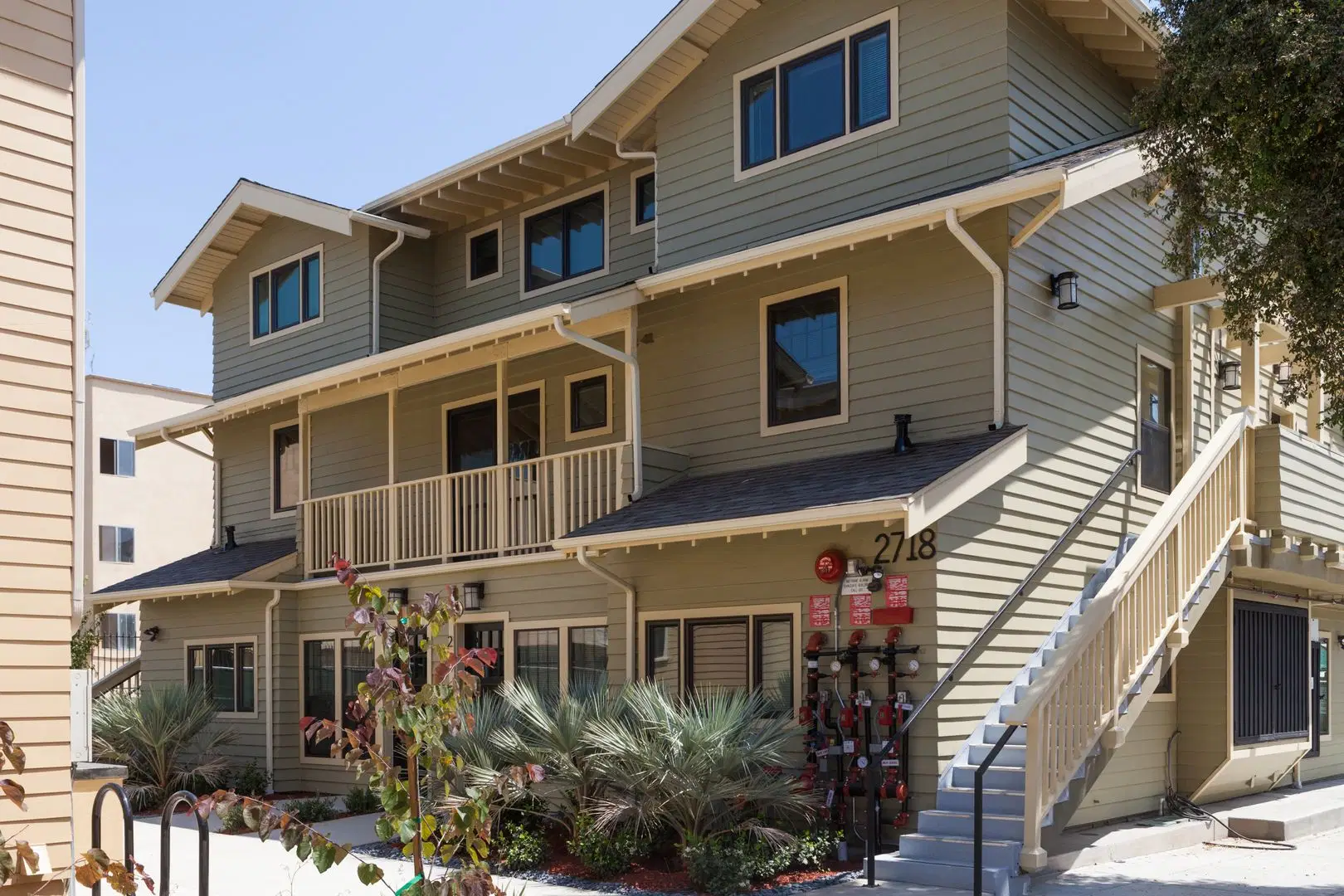 Dee Jay, Los Angeles – Exterior