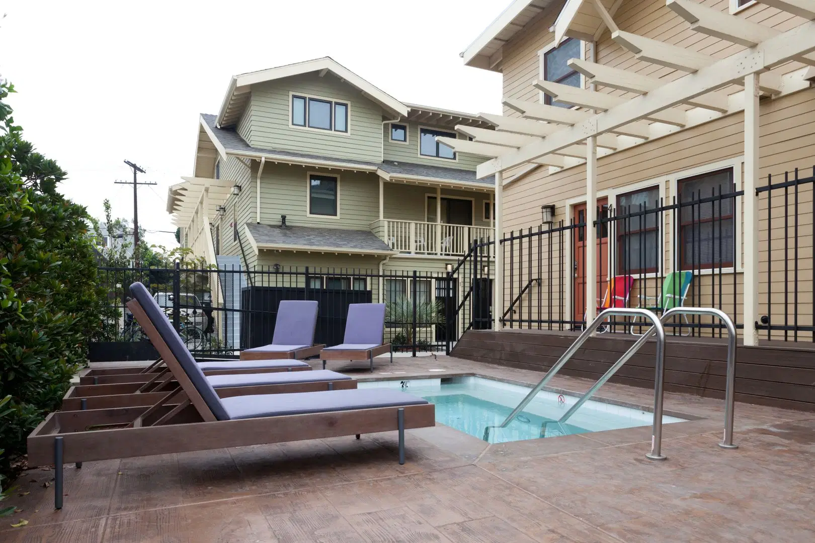 Dee Jay, Los Angeles – Exterior