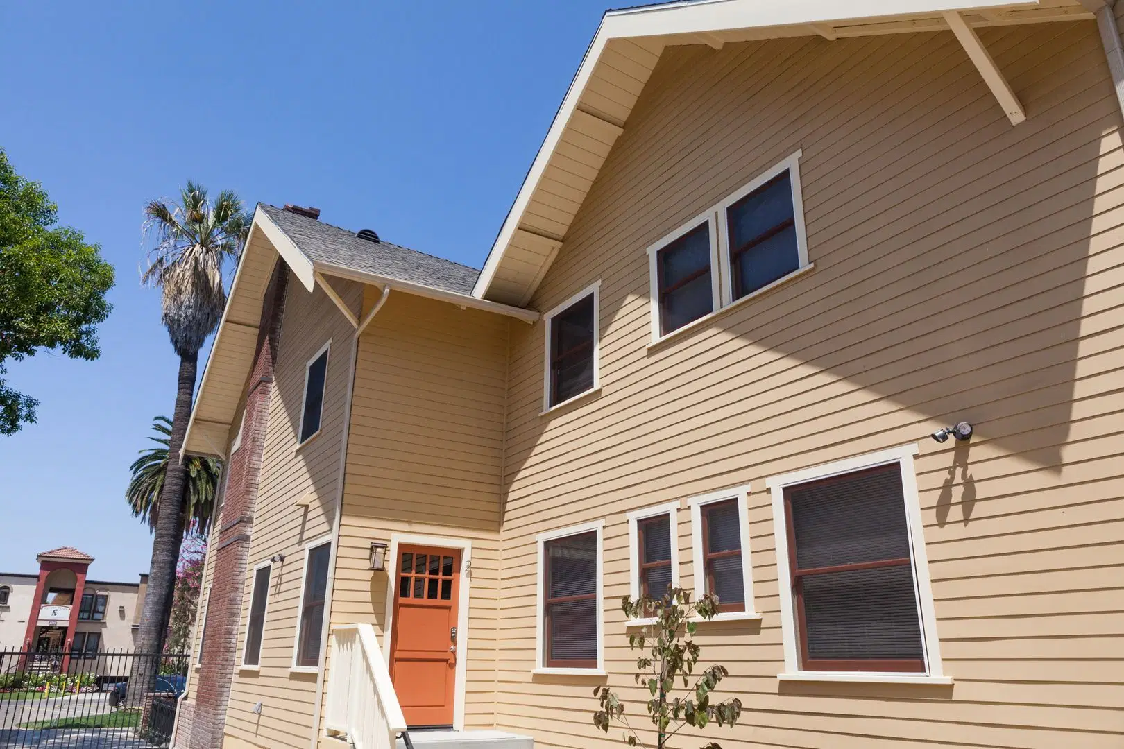 Dee Jay, Los Angeles – Exterior