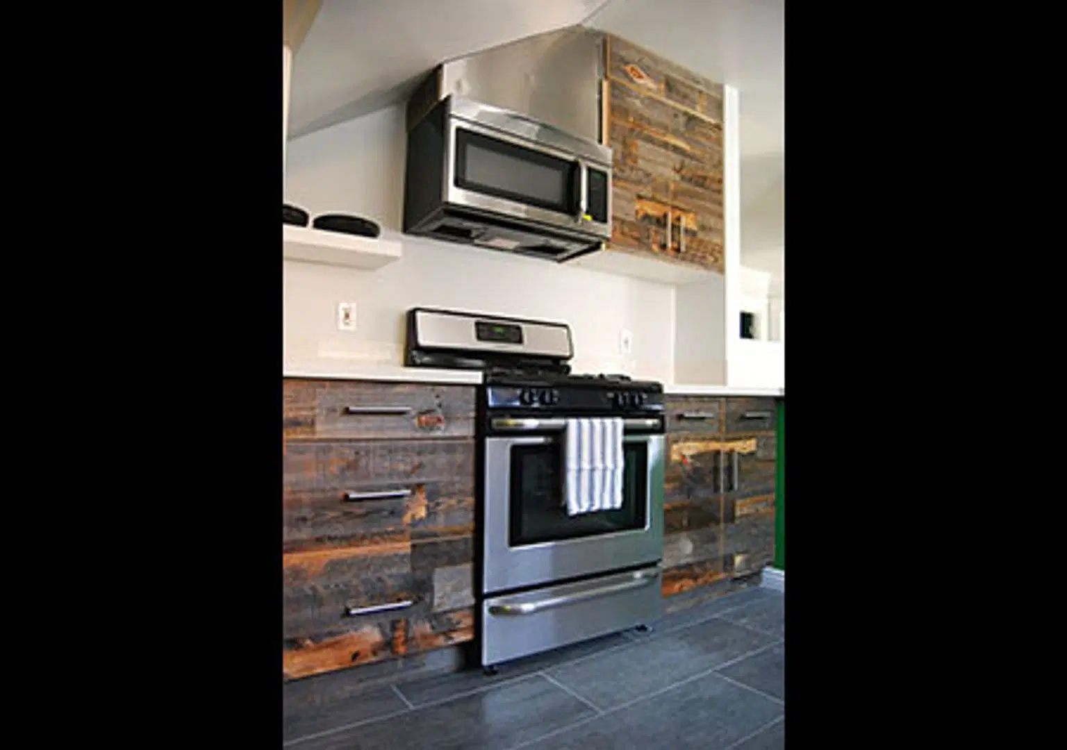 The Three - Oh, Los Angeles – Kitchen