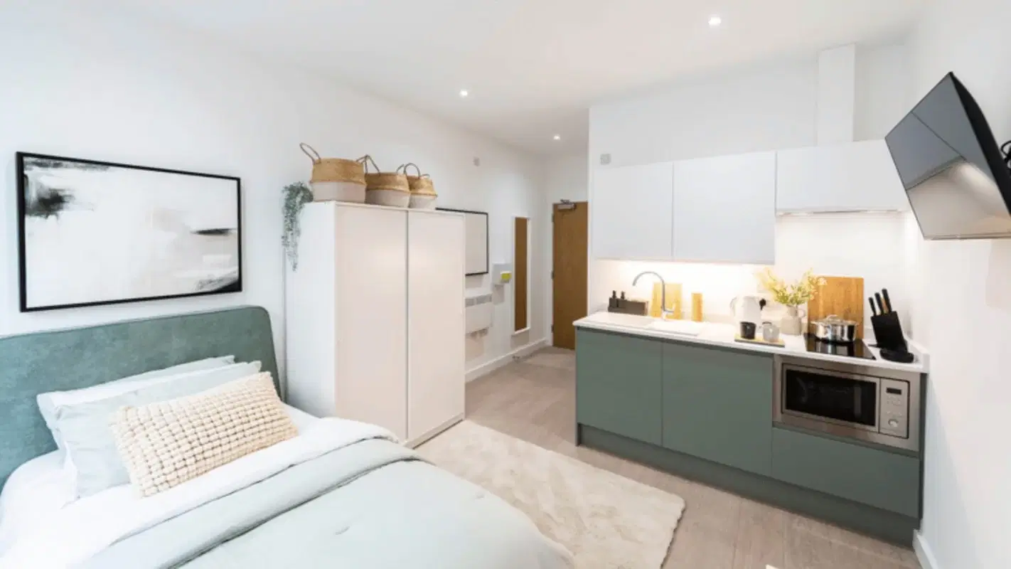 Aire, Stoke-on-Trent – Gold Plus Studio