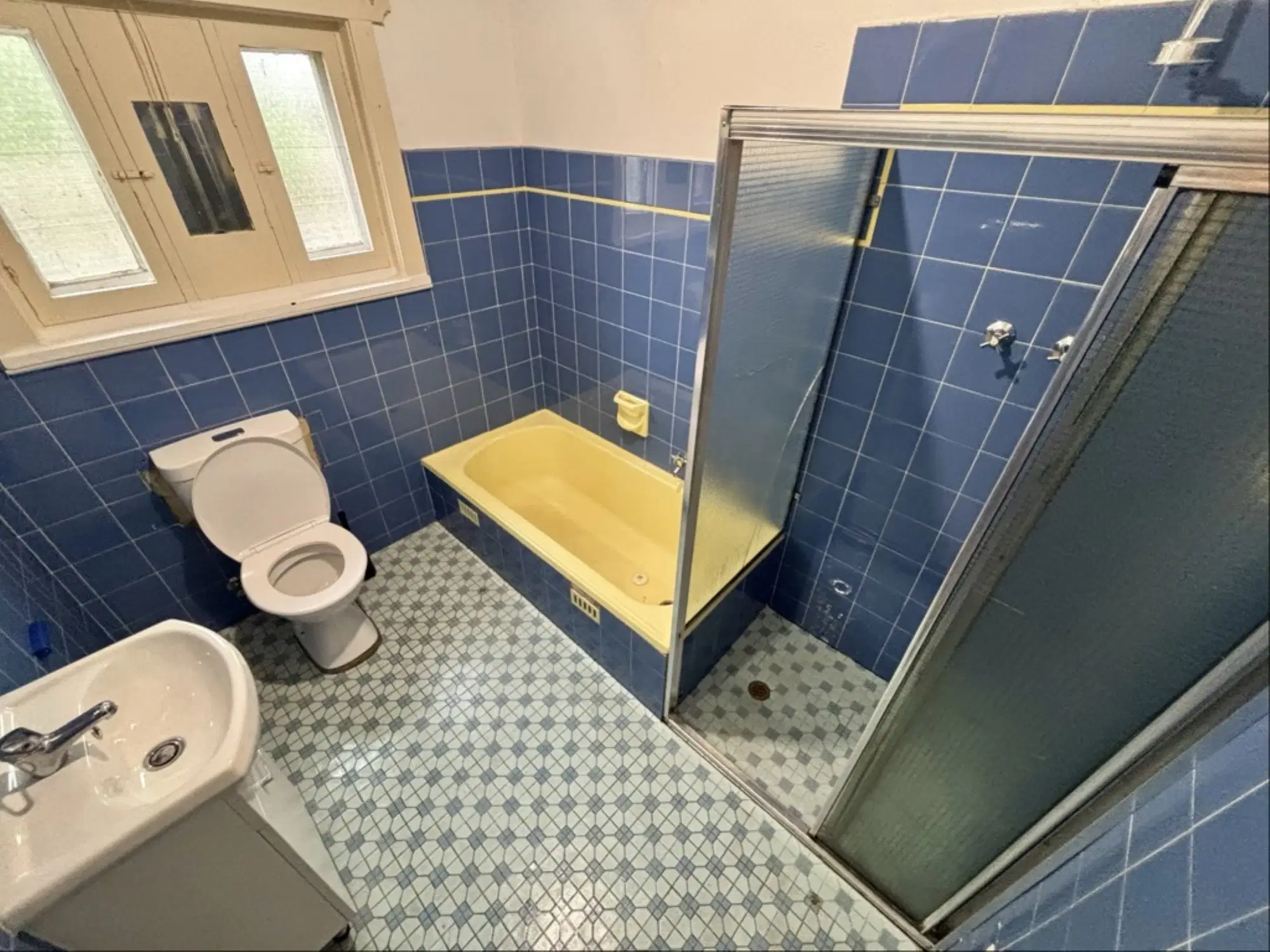 Room in a 5 Bedroom Apartment, 16 Main North Road, City of Prospect, Adelaide 5082 – Bathroom