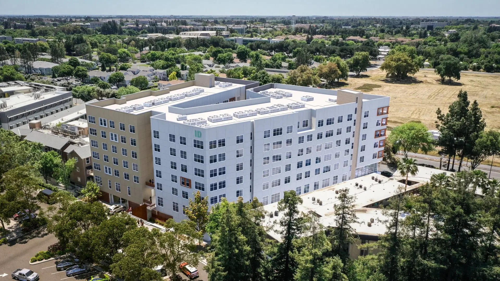 Identity Davis, Davis – Exterior