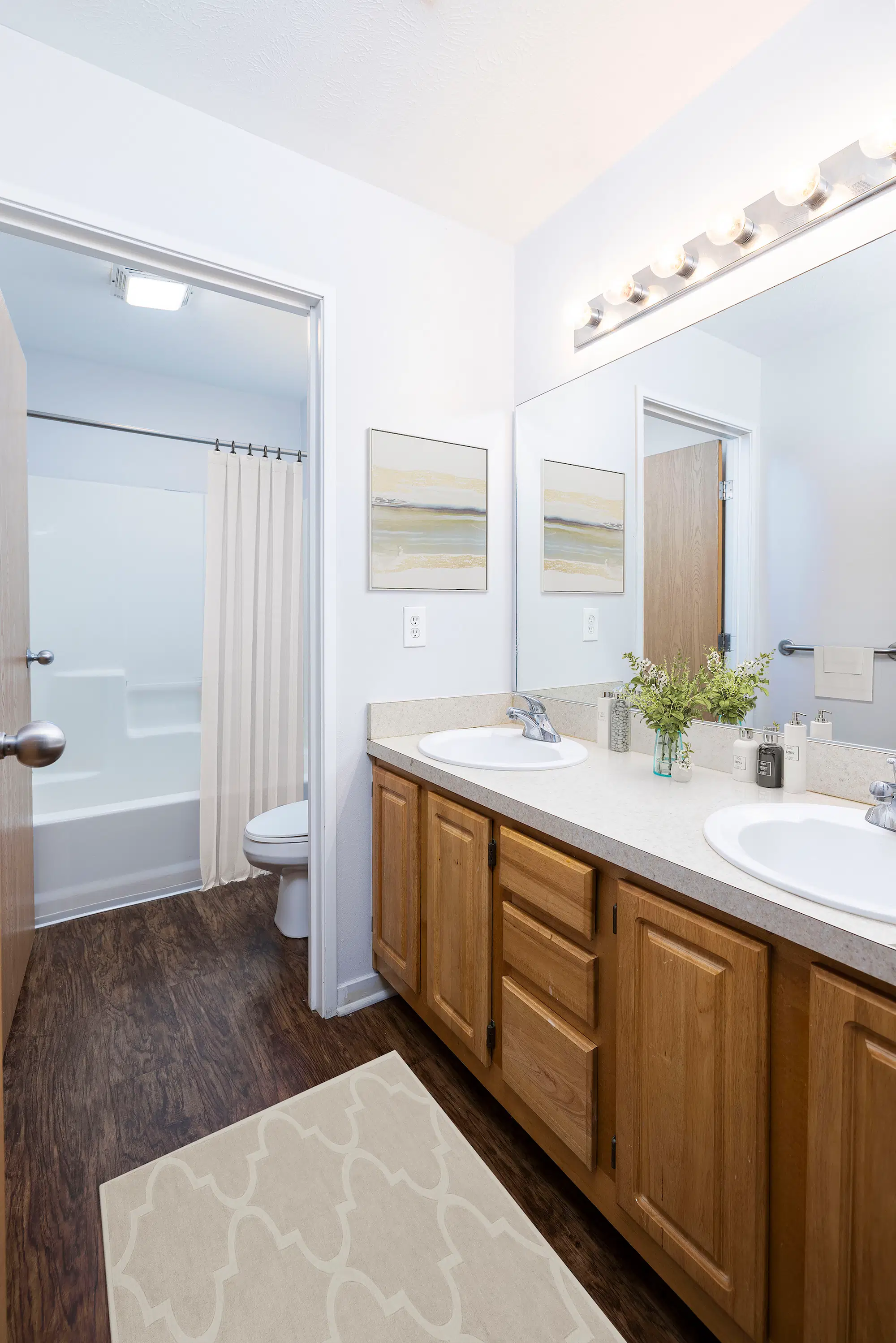 The Tate On Howard, Kalamazoo – Bathroom