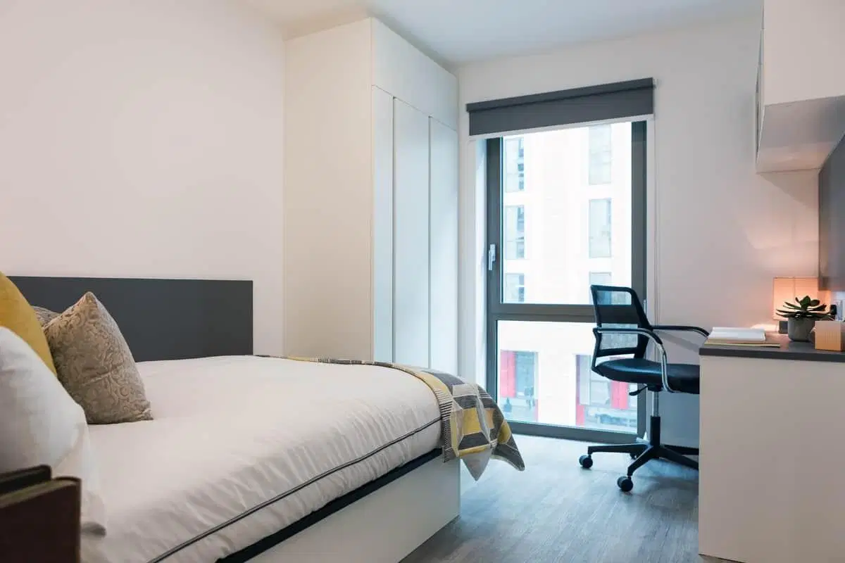 GoBritanya Highbury Residence II, London – Bronze Studio - Street View | Upper Level