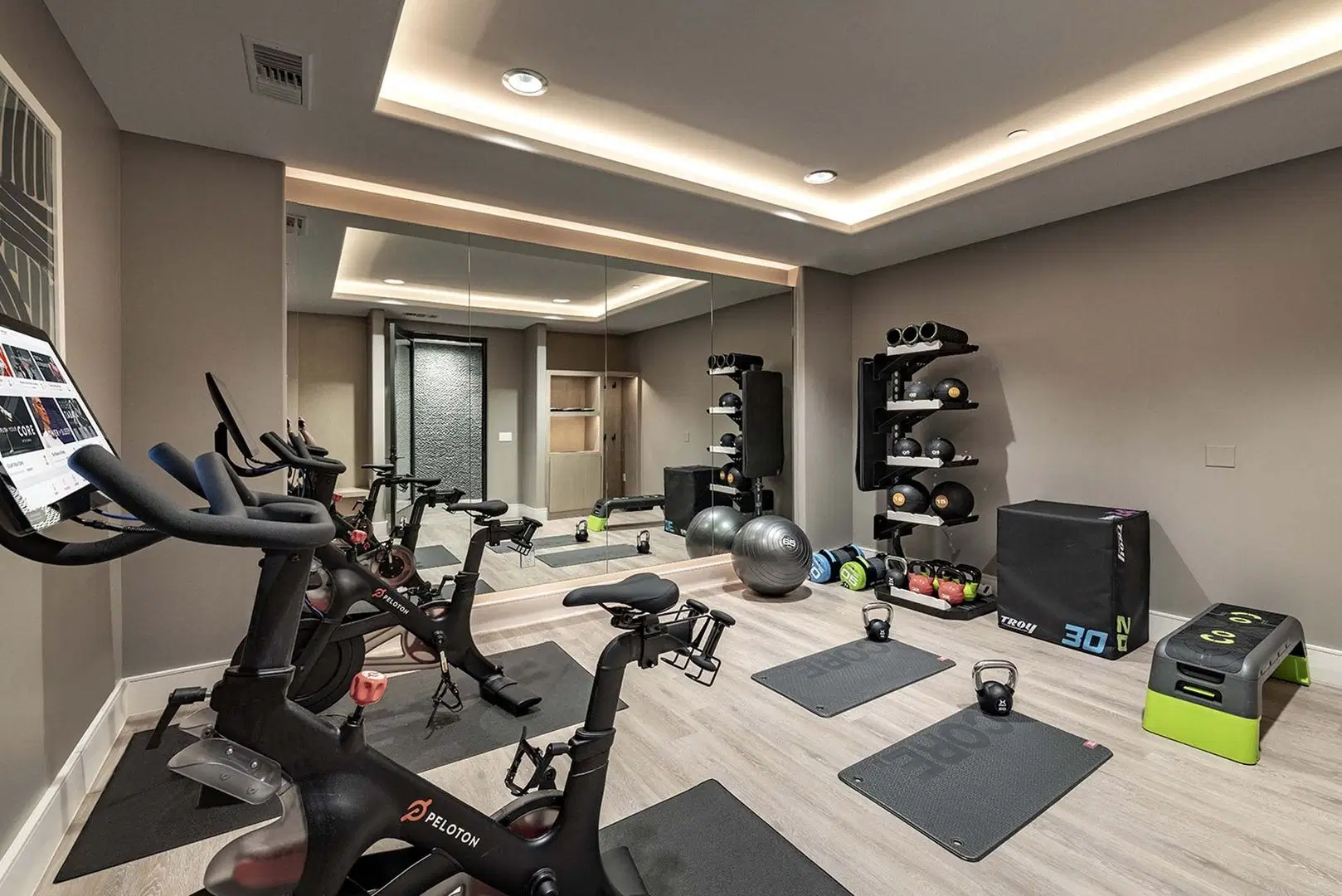 2801 Main St, Irvine – Amenities