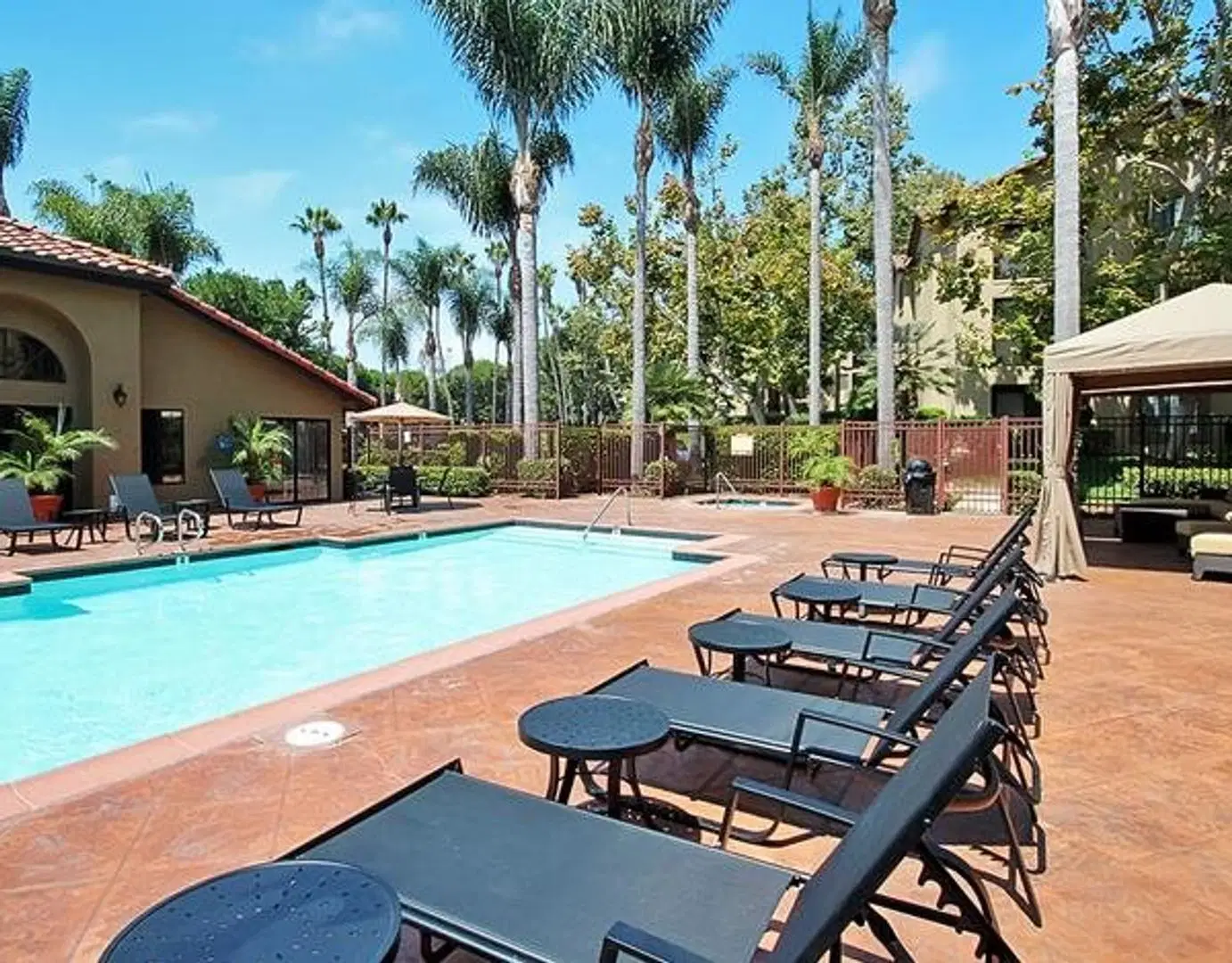 7524 Charmant Dr, San Diego – Amenities