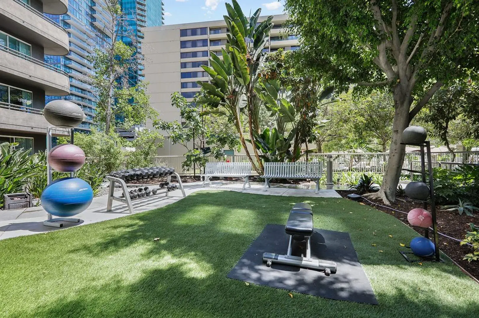 950 S Flower St, Los Angeles – Amenities