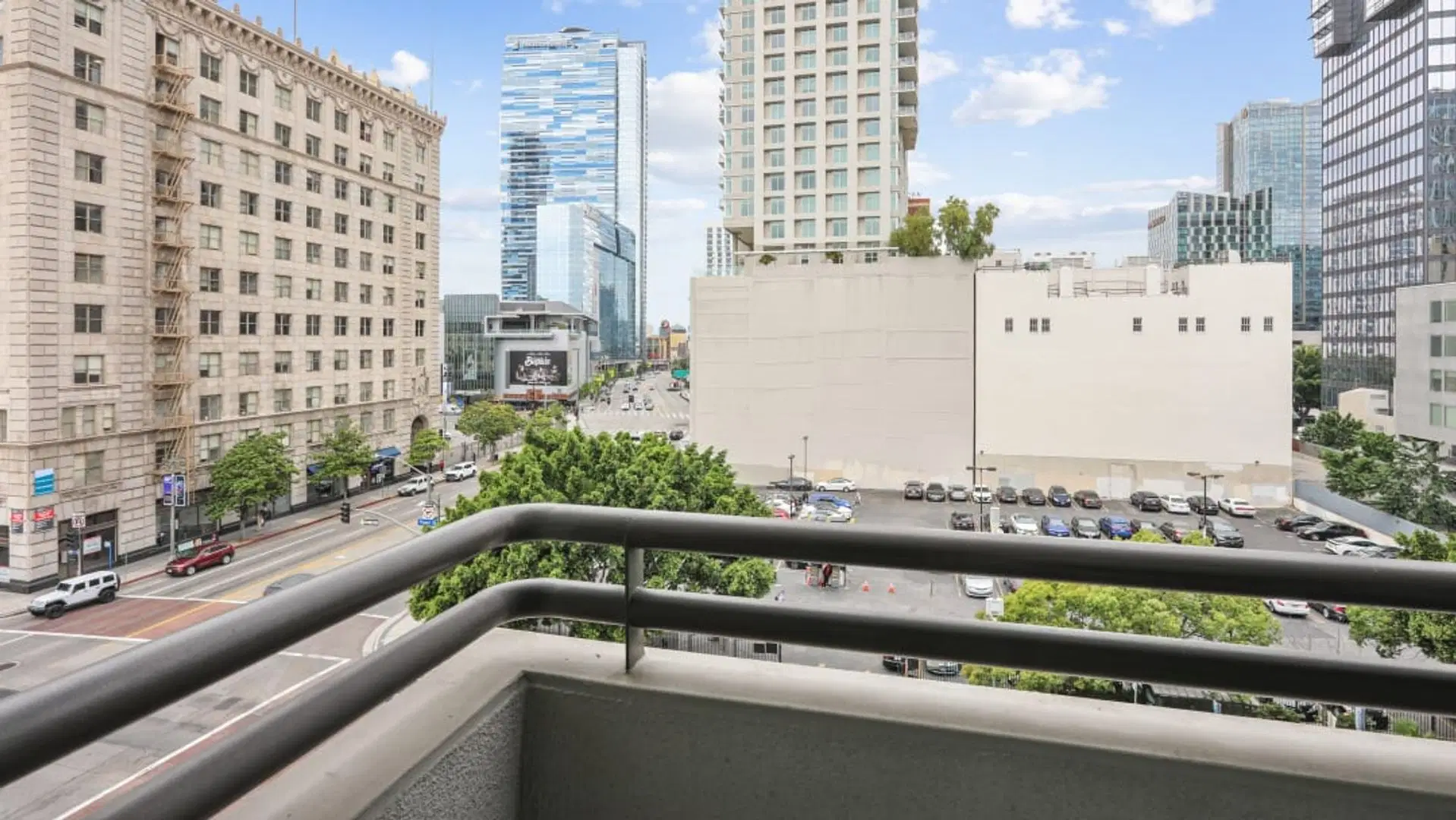 950 S Flower St, Los Angeles – Exterior