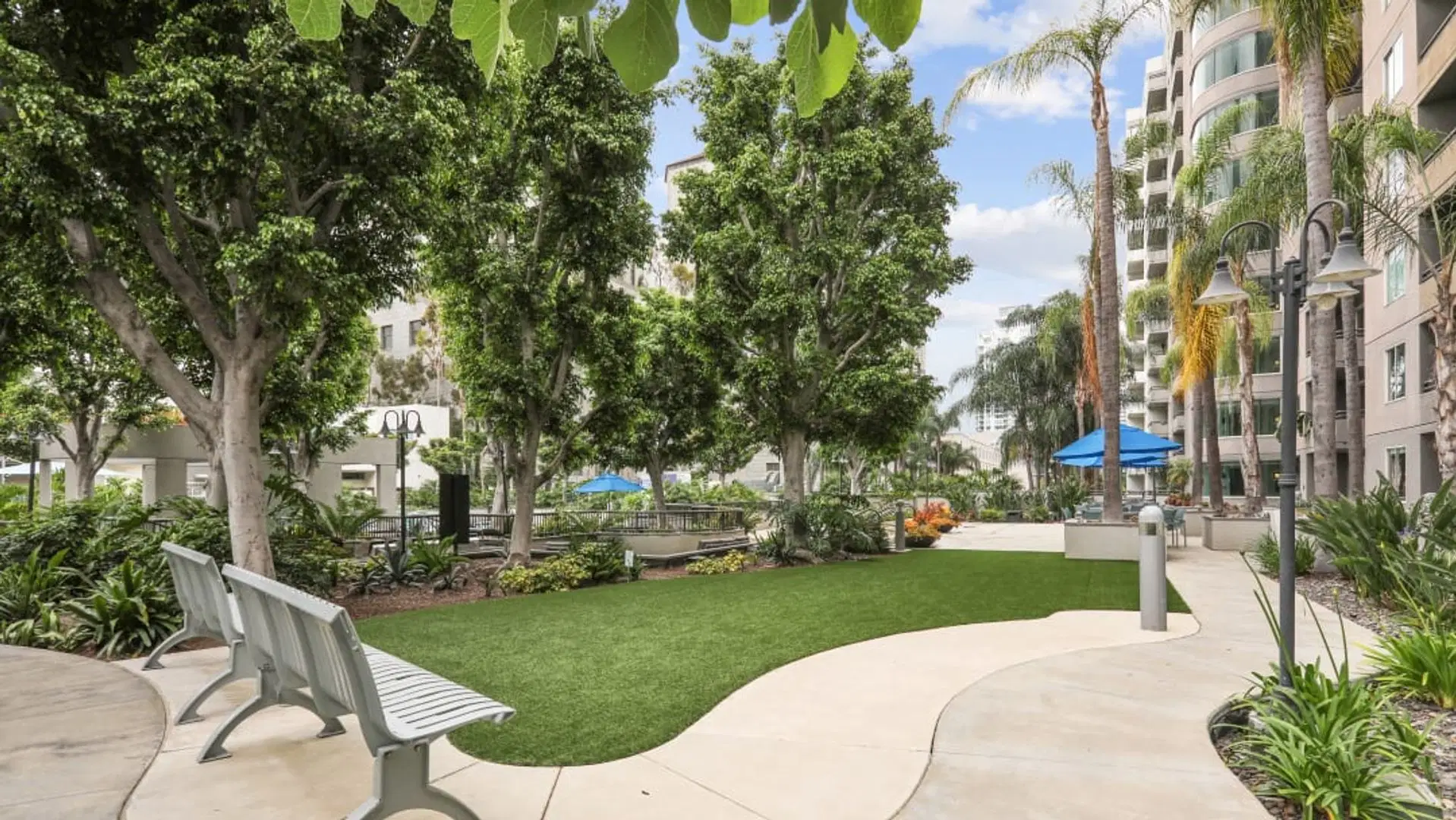 950 S Flower St, Los Angeles – Exterior